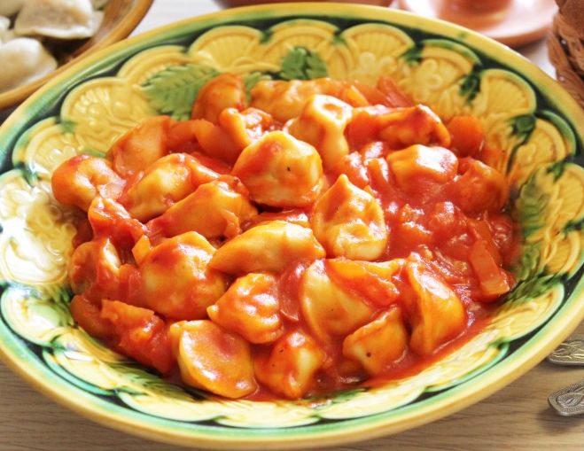 Пельмени в томатно-сметанном соусе на сковороде - 8 пошаговых фото в рецепте